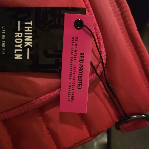 NWT THINK ROYLN Pink Ombre Quilted Crossbody Bag Set - Picture 7 of 8